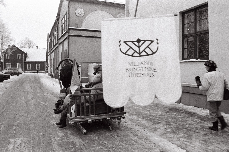 Vastlapäev Valuoja kaldapealsel. Viljandi Kunstnike ühenduse ja linnavalituse võistlus kelgutamises (Laululväljakul).