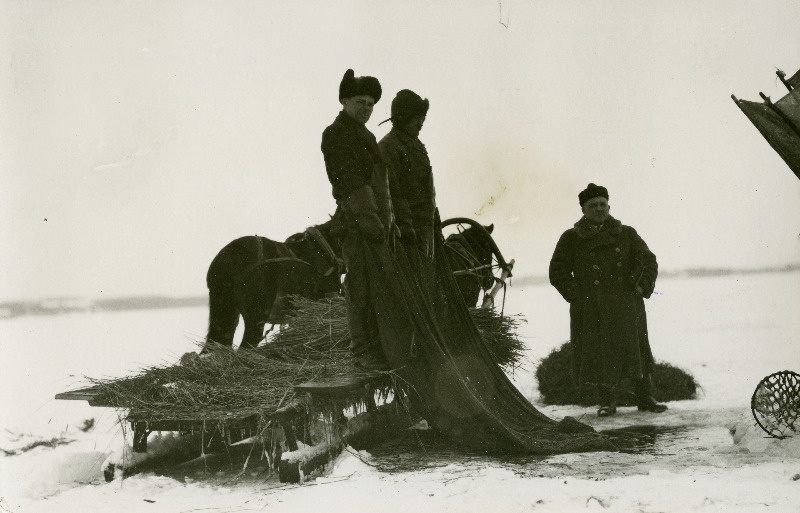 Talvine kalapüük Saadjärvel. Suurnooda jää alla laskmine.