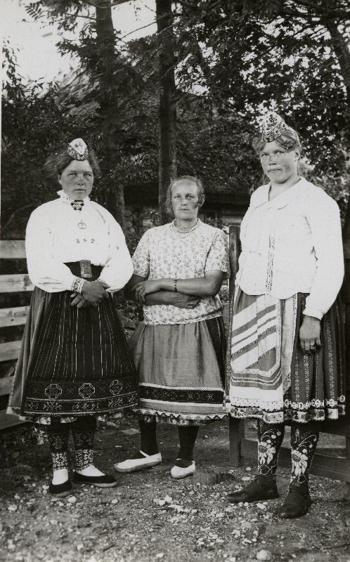 Rahvariietes Muhu naised Kantsi külas.
