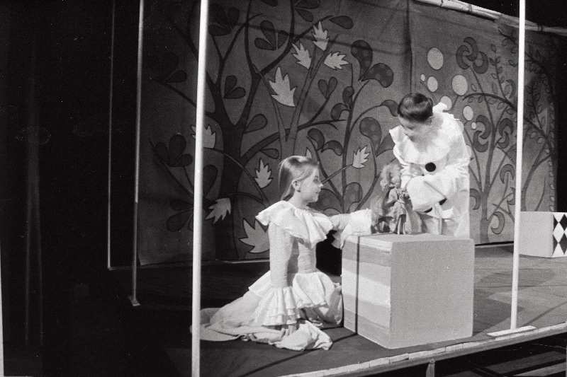 "Sinjoora Christina väike muinasjutt", "Ugala" väikeses saalis. Lavastaja Kristi Teenusk.