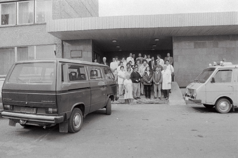 Ahrensburgi ja Hispaania abiandjad Viljandi  haiglale minibussi üleandmisel.