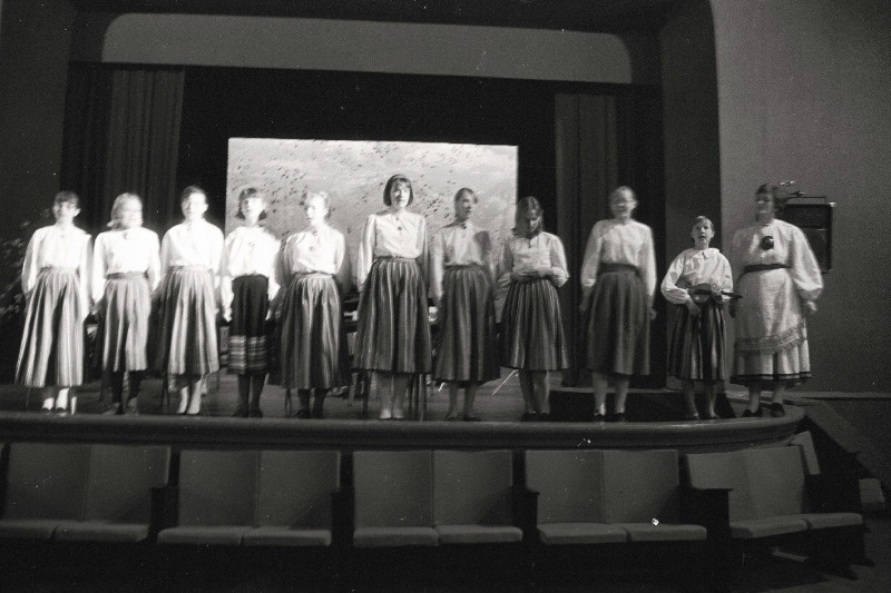 Laste folklooripäev "Koidu" seltsimajas.