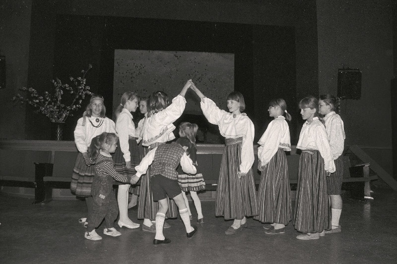 Laste folklooripäev "Koidu" seltsimajas.