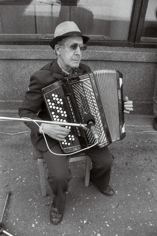Bajaanimängija Boris Pau raamatukaupluse Sõprus ees.