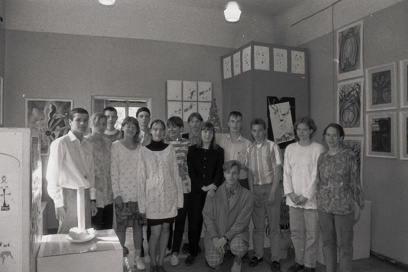 Viljandi 4. Keskkooli kunstiring, keskel kükitab kunstiõpetaja Mart Rand.