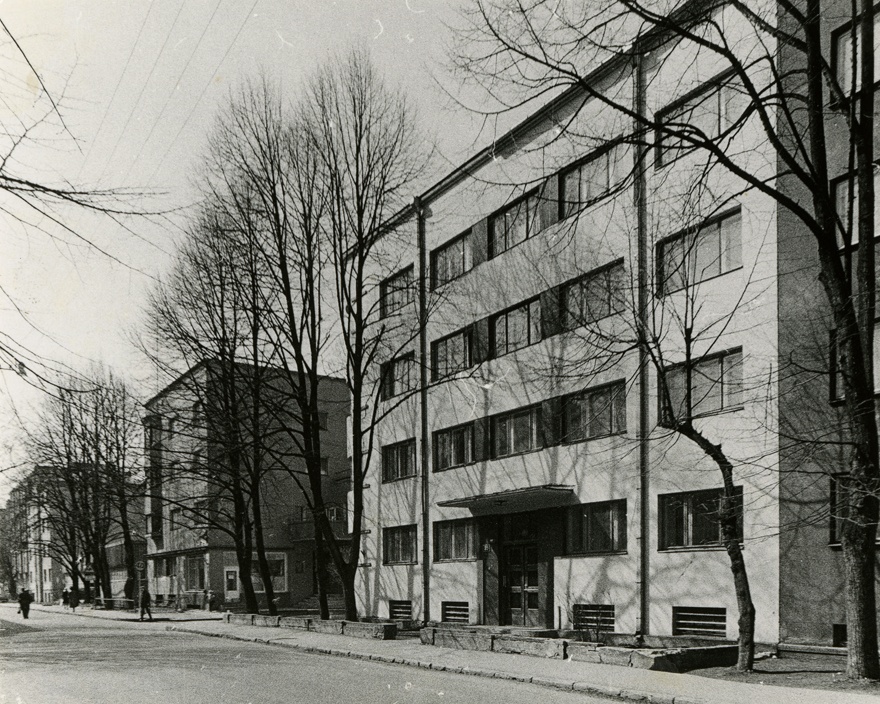 Raua umbsopi elamud, vaade piki tänavat. Arhitekt Anton Soans (nr 25), Johann Ostrat (nr 27), Artur Vetemaa (nr 33,35), Richard Falkenberg, Karl Tarvas (nr 29, 31)