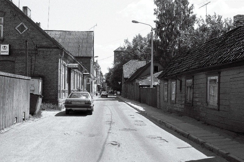 Vaade Kauba tänavale, vasakul AS Ottender ja Valgmäe kodumasinate kauplus.
