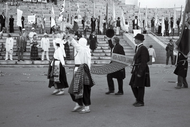 Eesti XXII üldlaulupeo rongkäik ja avatseremoonia.