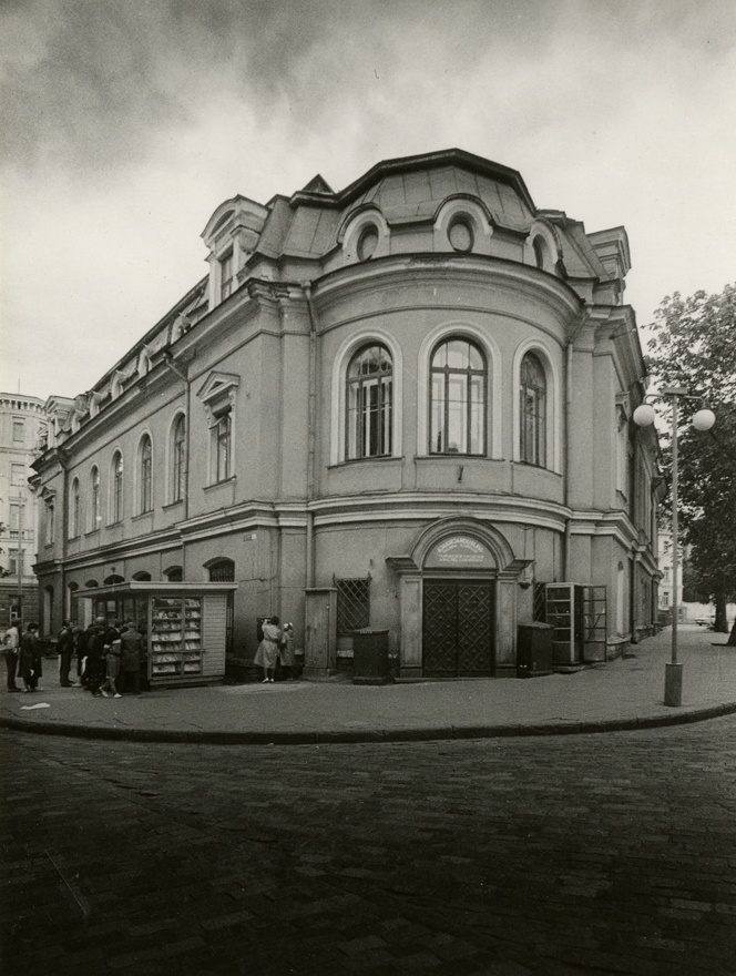 Haldushoone vanalinnas, vaade nurgasissekäigu poolt. Arhitektid Rudolf von Engelhardt, Nikolai Thamm noorem