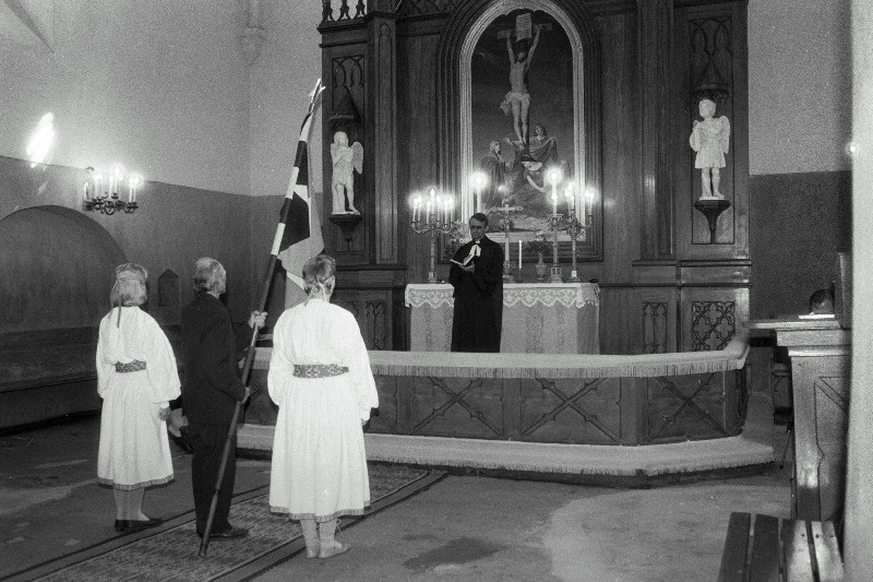 Paistu päev (I), näitused kirikus, lipu õnnistamine.