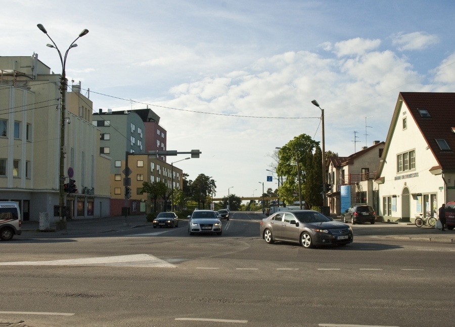Nõmme, Nõmme keskus, Turu plats vaatega Ehitajate teele, taamal paistab TTÜ sild. rephoto