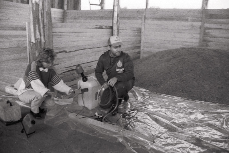 Abja küla Tümpsi. Arvo Veidenbergi  Pajumäe talus vabapidamislaut, külalised Hollandist ja Soomest