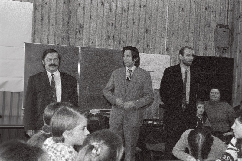 Kultuuriminister Peeter Olesk (vasakult) ja luuletaja Hardo Runnel Viljandi Maavalitsuse kultuuriosakonnas. Paremal Viljandi maavanem Helir-Valdor Seeder.