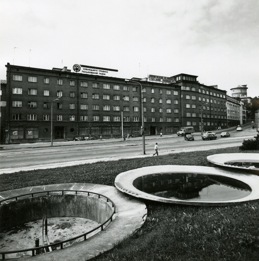 Äridega korterelamud Tallinnas Pärnu mnt 48 ja 48a, fassaadivaade. Arhitektid Friedrich Wendach, Agnes Vulp, Ilmar Laasi
