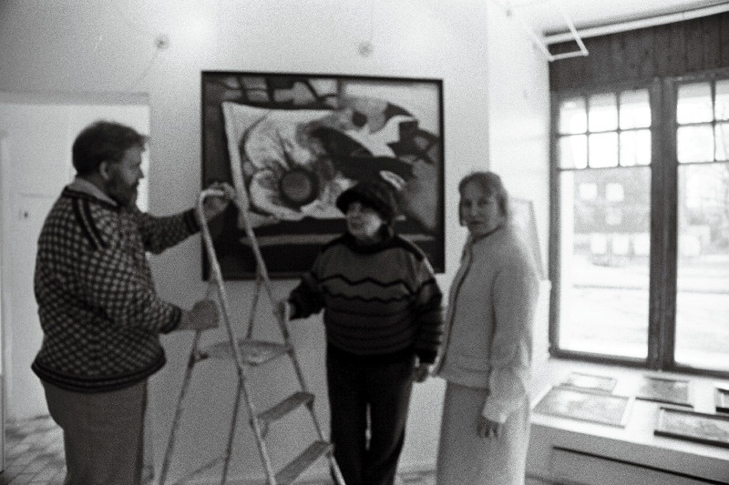Maalikunstnik Valdur Ohaka näituse ülespanek Kilpkonna galeriis. Vasakult: maalikunstnikud Heiti Polli ja Eetla Ohakas ning tekstiilikunstnik Helgi Polli.