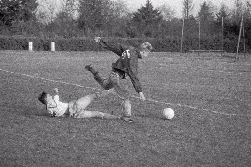 Jalgpallivõistlus Nuia kooli staadionil.