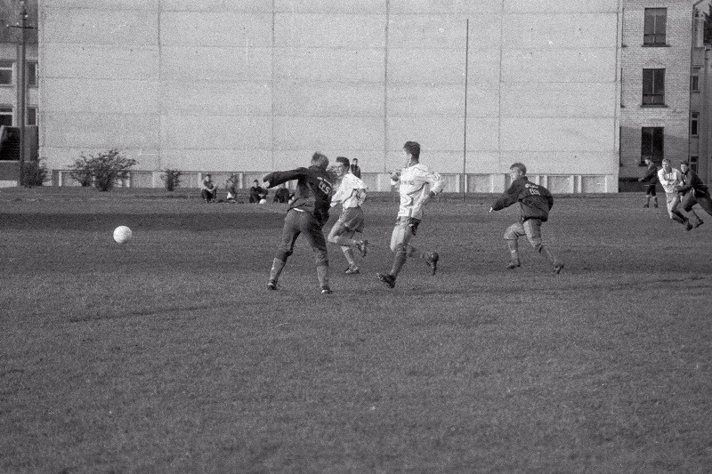 Jalgpallivõistlus Nuia kooli staadionil.