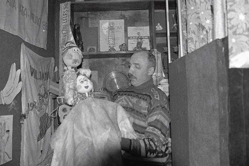 Nukuteatri lavastuse tegelasi.