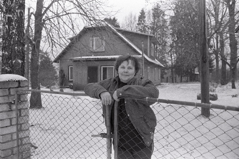 Mäeotsa talu perenaine Ille Tukk talu väraval, (talu rajas Ille isa peale Vabadussõda Abja lähedale Vana-Kariste mõisa põllumaadele Kariste järve ääres).