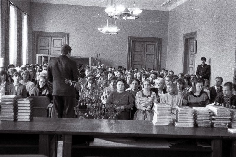 Õpilasolümpiaadide võitjate autasustamine maavalitsuses.