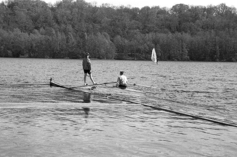Spordipäev staadionil, Järve käärus paadid, purilaud, tenniseväljakul janukustutaja.