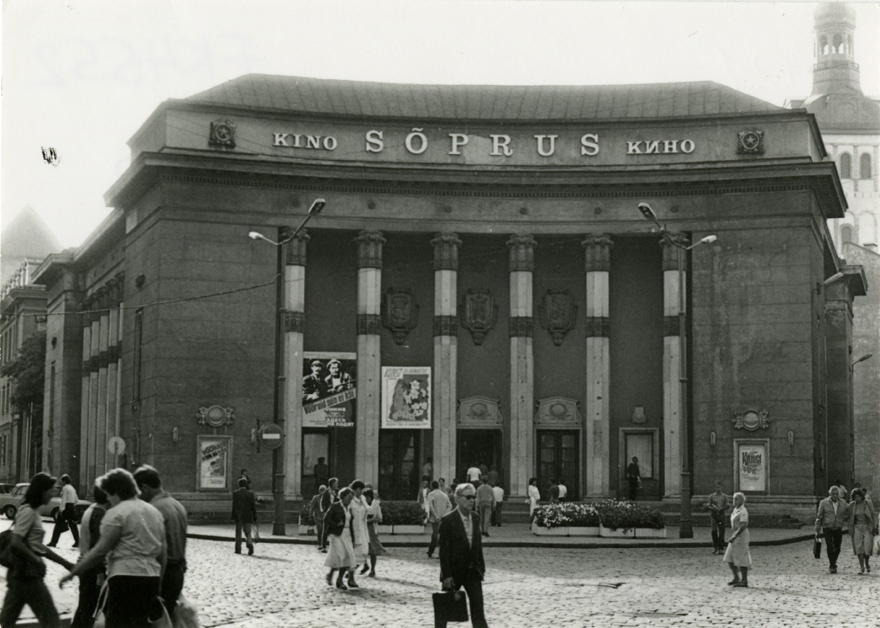Kino Sõprus, otsevaade peafassaadile, ees inimesed. Arhitektid Peeter Tarvas, August Volberg
