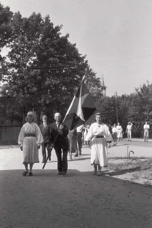 Paistu päev (II) kultuurimajas, välisvaated kirikust, kultuurimajast, kauplus.