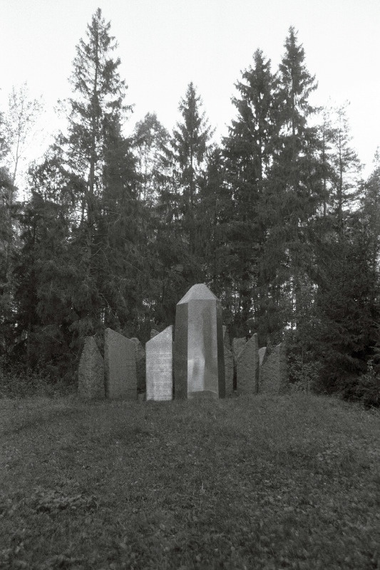 Suure-Jaani Lõhavere linnamägi ja monument.