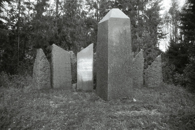 Suure-Jaani Lõhavere linnamägi ja monument.