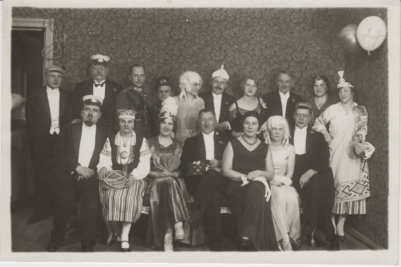 Eduard Virgo koos tuttavatega pidulikul üritusel