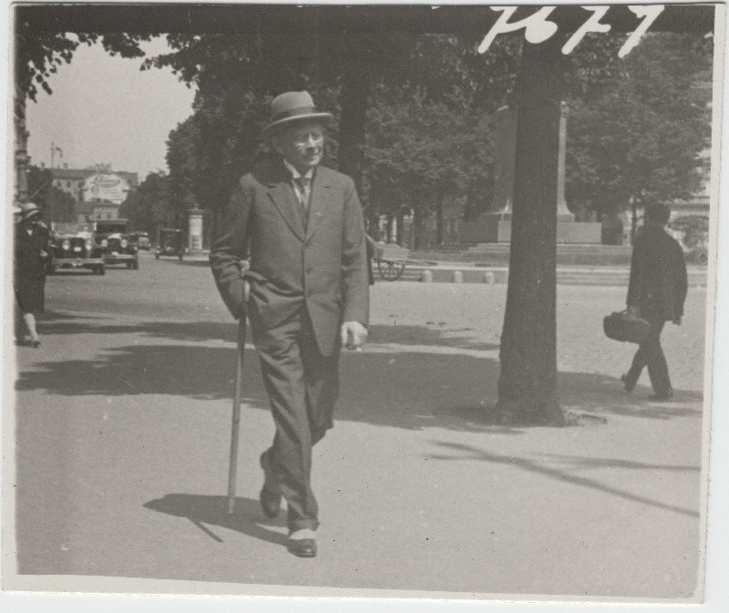Eduard Virgo jalutamas tänaval