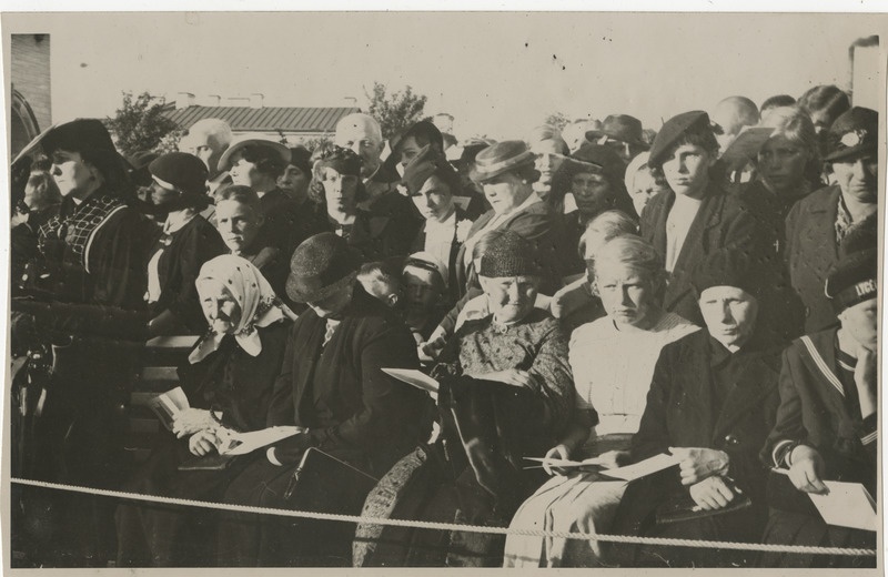 Männiku plahvatus-katastroofi hauamonumendi avamine 15.06.1937, hukkunute omaksed avamisel