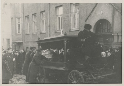08.02.1938 aset leidnud Peipsi järve piirikonfliktis tapetud Eesti piirivalvurite matused Tartus, matuserongkäik Tartu tänavatel  duplicate photo