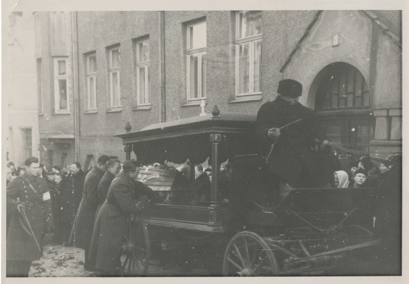 08.02.1938 aset leidnud Peipsi järve piirikonfliktis tapetud Eesti piirivalvurite matused Tartus, matuserongkäik Tartu tänavatel