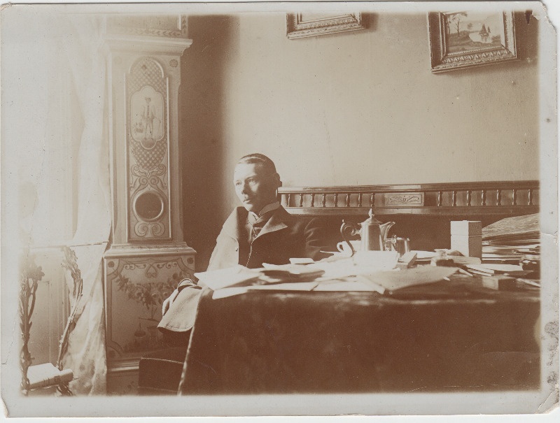 Eduard Virgo toas laua taga