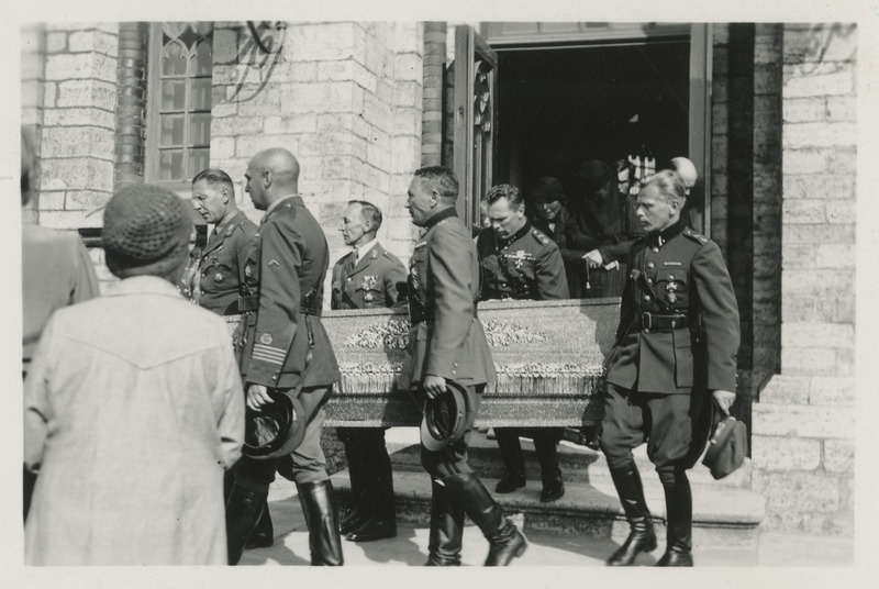 Südamerabandusse surnud raservkapteni, Narva tööbörsi ametniku ning endise Sõjakooli õppejõu Karl Tentsi matused Narvas 05.08.1939, sõjaväelased ja kaitseliitlased kirstu kirikust surnuvankrile kandmas