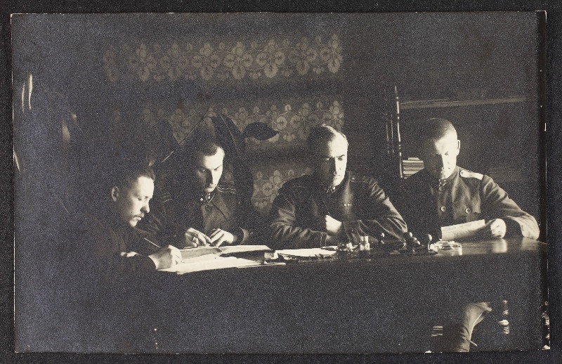 5. [Rakvere] Jalaväe polgu ohvitserid leitnant Pallo, kapten [Ants] Lõhmus ja leitnant Karl Georg Zimmerman koos ametnik Sepaga polgu kohtu istungil