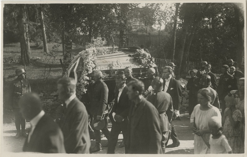 Sõjaväe Ühendatud Õppeasutuste ülema kolonel Jaan Rinki matus, kirst kantakse aukompanii spaleeri vahelt läbi
