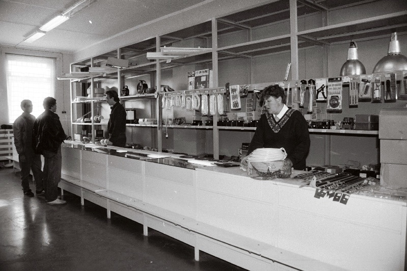 Nõupidamine Maavalituses (Kalle Jõks)suures saalis; Ilusalong Monami Suure-Kaare t; Elektrikauplus Reinu.