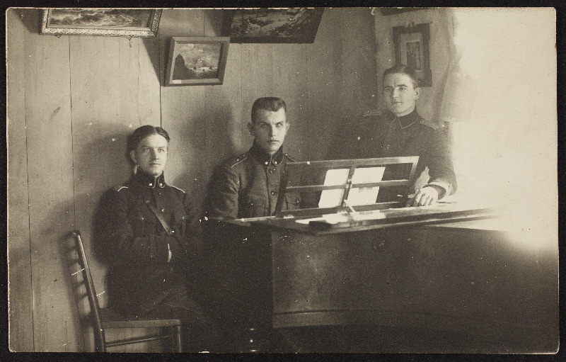 [5. Jalaväepolgu] ohvitserid Tammekand, Altmann ja Vinnal vabal ajal klaveri taga