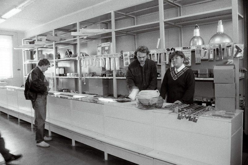 Nõupidamine Maavalituses (Kalle Jõks)suures saalis; Ilusalong Monami Suure-Kaare t; Elektrikauplus Reinu.