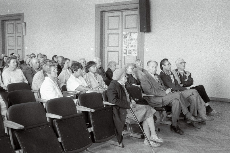 Nõupidamine Maavalituses (Kalle Jõks)suures saalis; Ilusalong Monami Suure-Kaare t; Elektrikauplus Reinu.