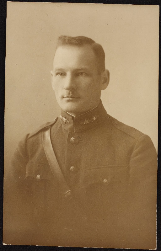[5. Jalaväepolgu] ohvitser kapten Lind fotoportreel