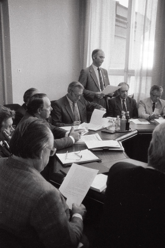 Nõupidamine Maavalituses (Kalle Jõks)suures saalis; Ilusalong Monami Suure-Kaare t; Elektrikauplus Reinu.