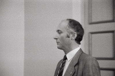 Nõupidamine Maavalituses (Kalle Jõks)suures saalis; Ilusalong Monami Suure-Kaare t; Elektrikauplus Reinu.  duplicate photo