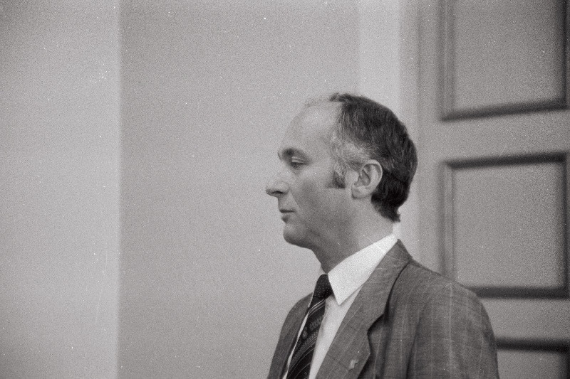 Nõupidamine Maavalituses (Kalle Jõks)suures saalis; Ilusalong Monami Suure-Kaare t; Elektrikauplus Reinu.