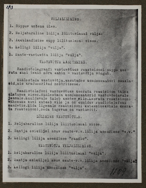 Fotokoopia trükitud juhisest [lennuki raadio käsitsemise kohta]; foto 1. Lennuväedivisjoni fotopositiivide kogust