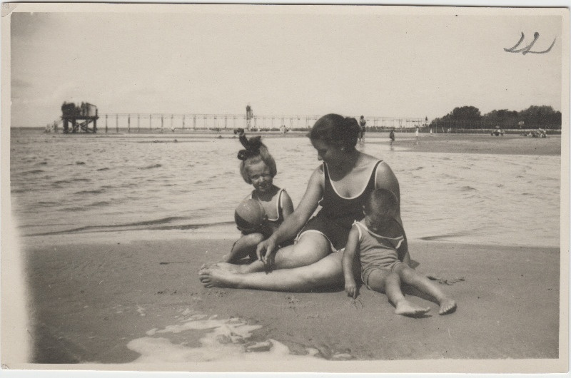 Tundmatu naine lastega [Eduard Virgo sugulased-tuttavad?] rannas