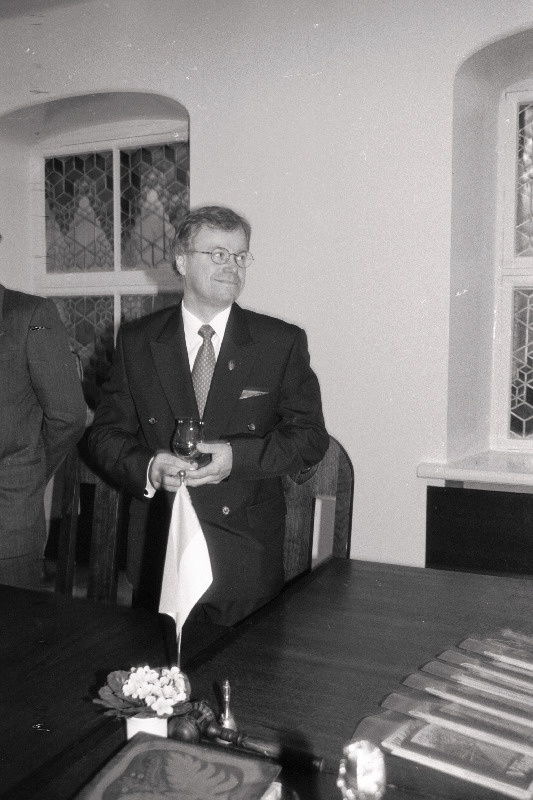 Linnavalitsuses; Märt Moll; Maavalitsuses; Riigikogu liikmed; Soome-Porvoo juhid.