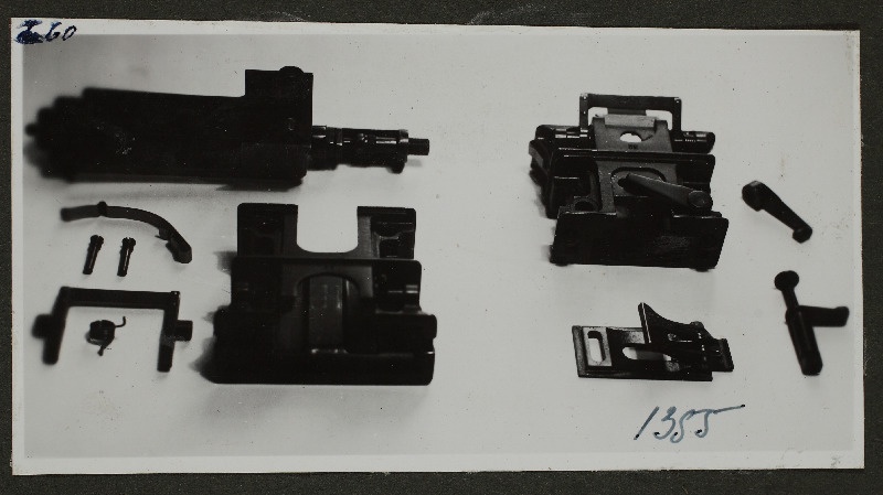 Foto tuvastamata [relva?]mehhanismi detailidest; foto 1. Lennuväedivisjoni fotopositiivide kogust